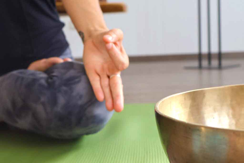 Meditation mit Klangschale und Handzeichen