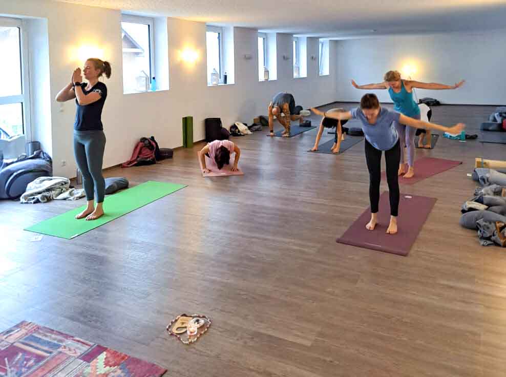 Yoga-Gruppe in einem Raum