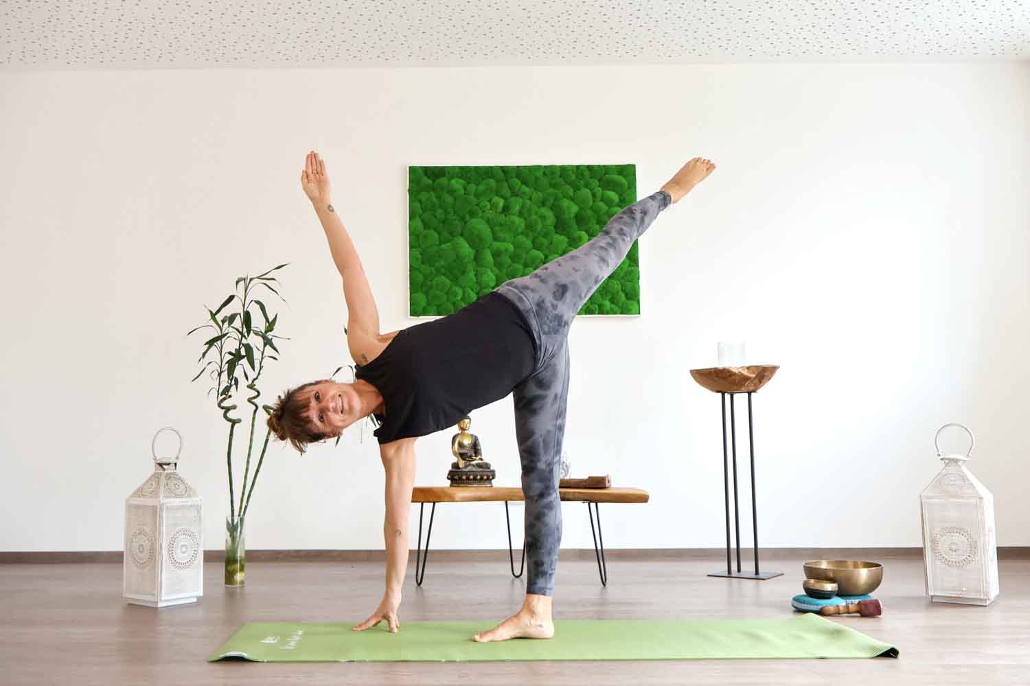 Yogaübung in entspannter Umgebung