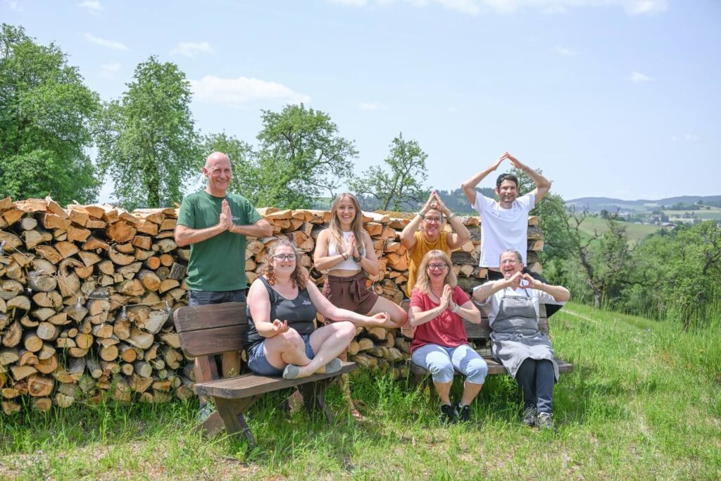 Gruppe von Menschen in der Natur