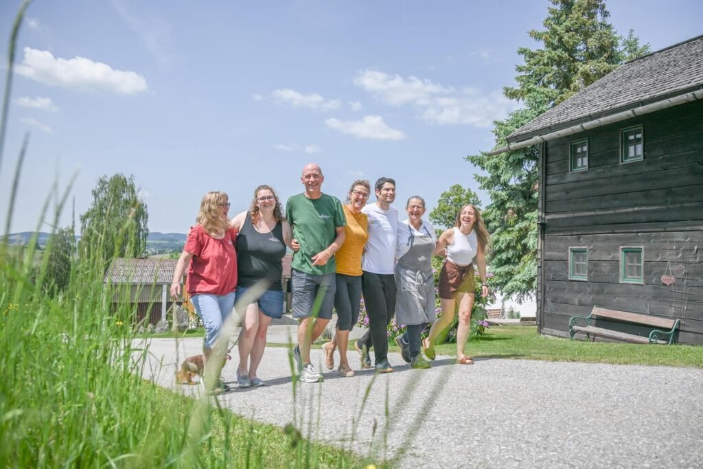 Gruppe von Menschen beim Spazierengehen