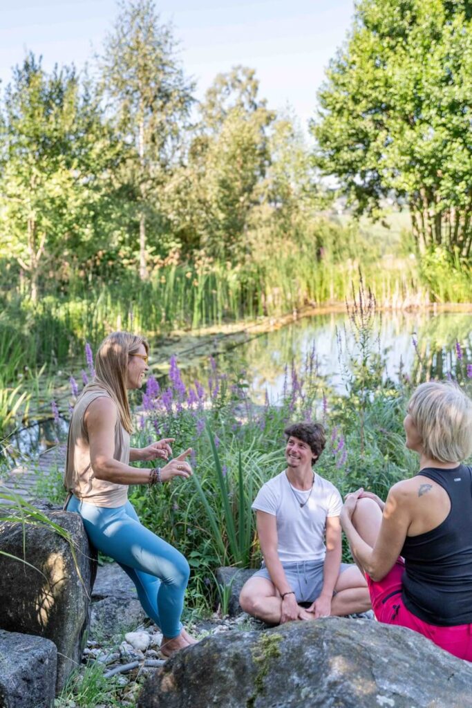 Gespräch am Teich mit Freunden.
