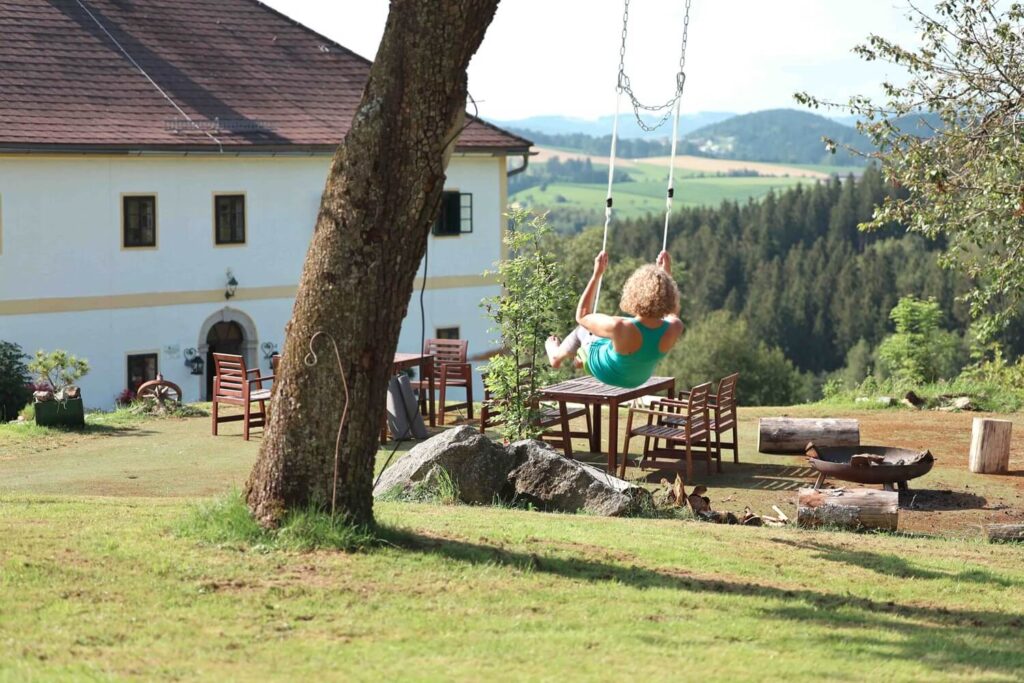 Frau schwingt auf einer Schaukel.
