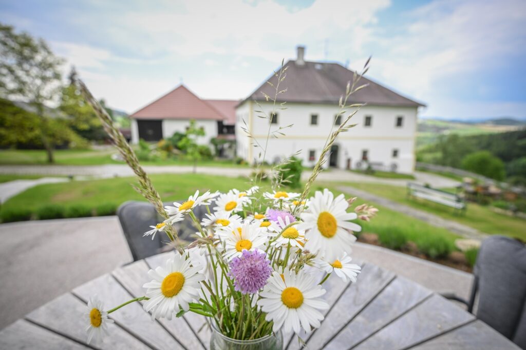 Blumen auf einem Tisch vor dem Kleebauer Hof