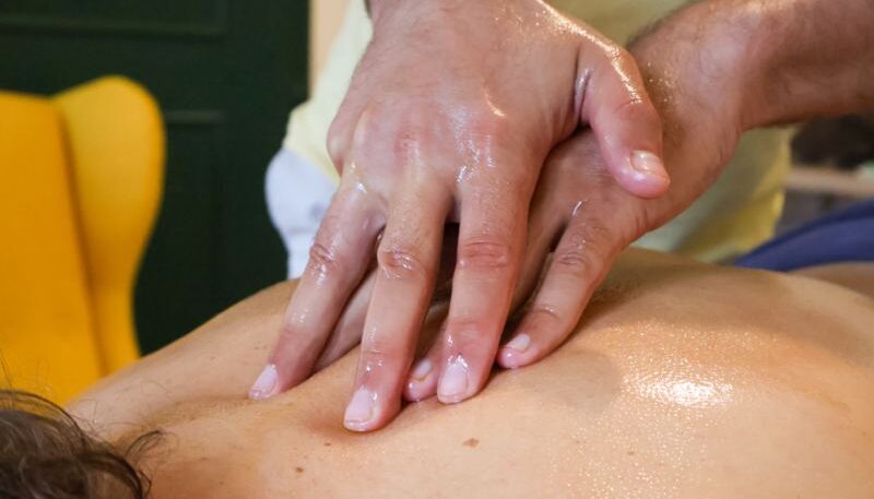 Massagehände auf einem Rücken