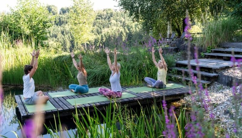 Yoga am Teich mit Naturkulisse