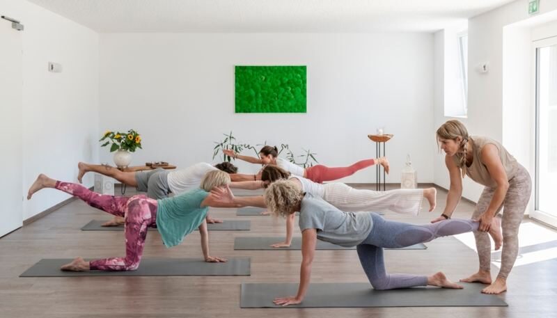 Yoga-Gruppe in einem hellen Raum