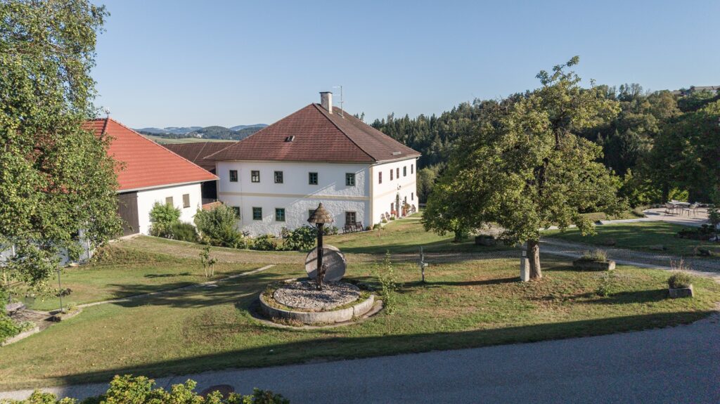 Landschaft mit Bauernhaus und Garten