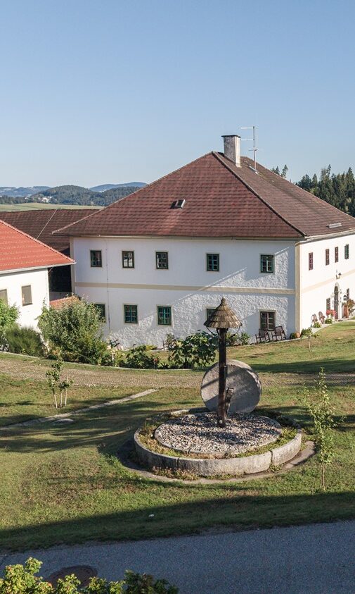 Landschaft mit Bauernhaus und Garten