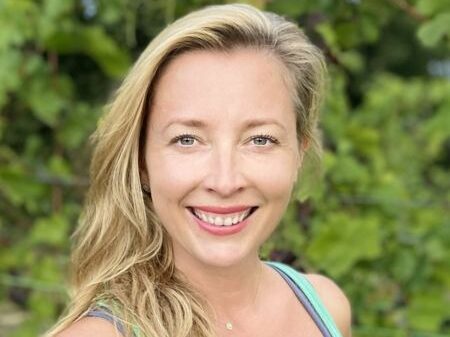 Lächelnde Frau mit blonden Haaren