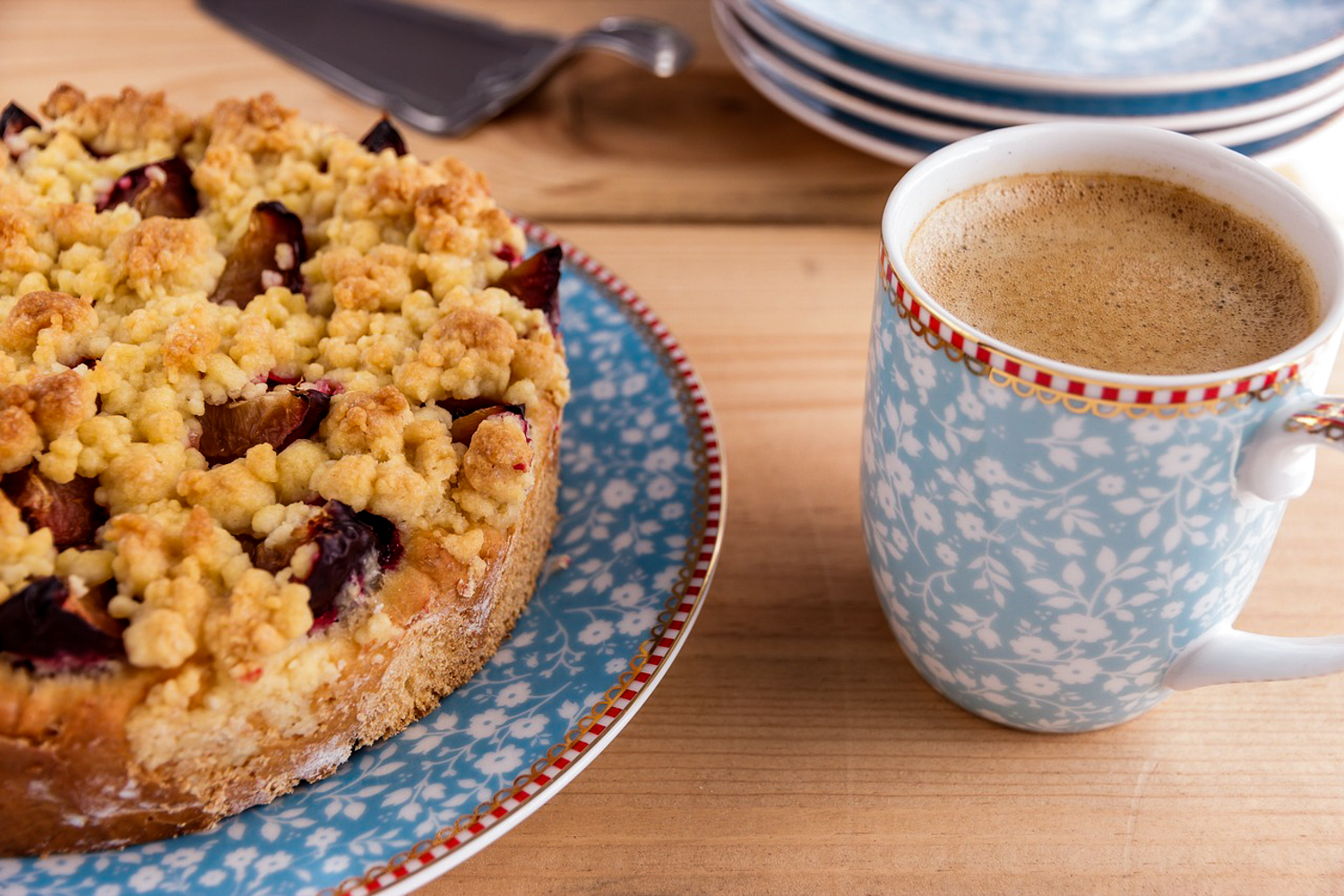 Zwetschkenkuchen und Kaffee